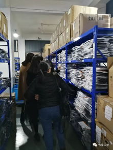 家校携手，共筑质量防线 七宝二中组织家长代表参观校服生产厂家